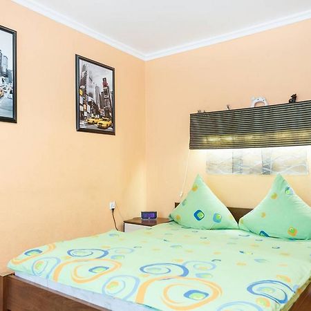 Apartment On Sobornyi Avenue 143 Near Intourist Hotel Zaporizhia Ngoại thất bức ảnh