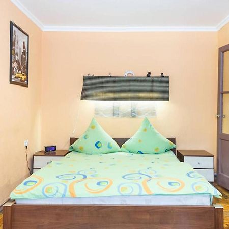 Apartment On Sobornyi Avenue 143 Near Intourist Hotel Zaporizhia Ngoại thất bức ảnh