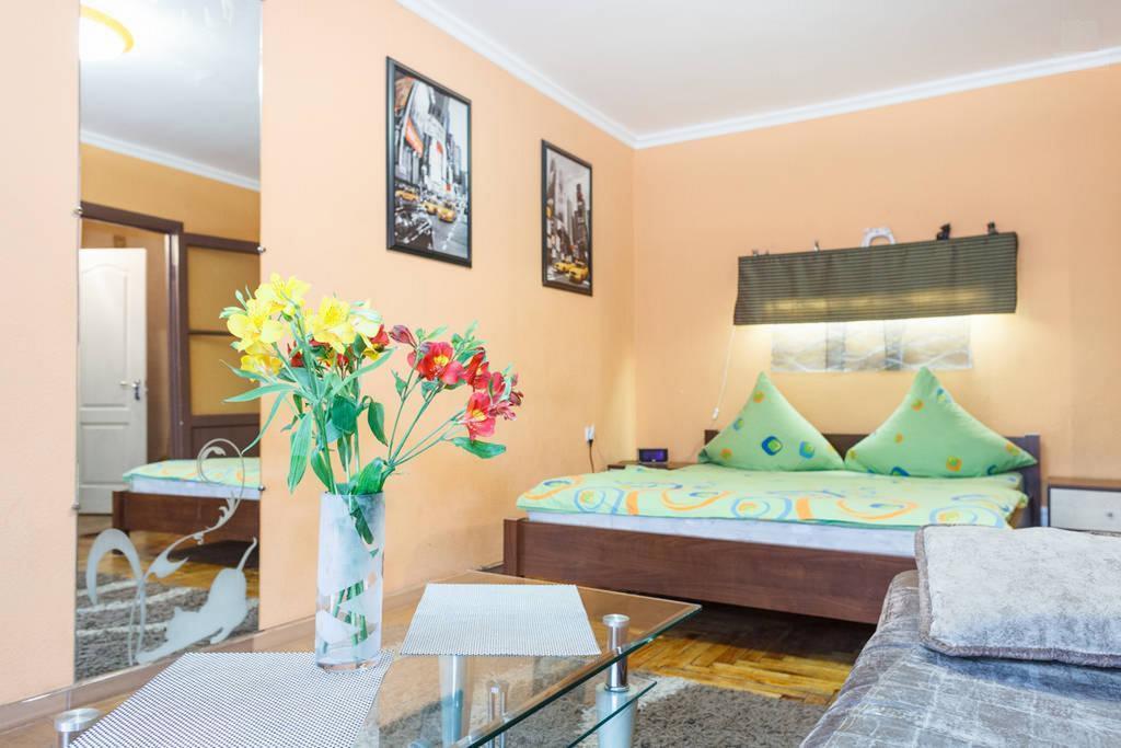Apartment On Sobornyi Avenue 143 Near Intourist Hotel Zaporizhia Ngoại thất bức ảnh
